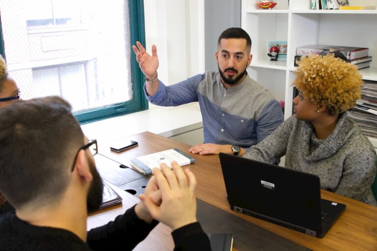 مستقبل التفاعل الديمقراطي عبر واجهاتنا الرقمية